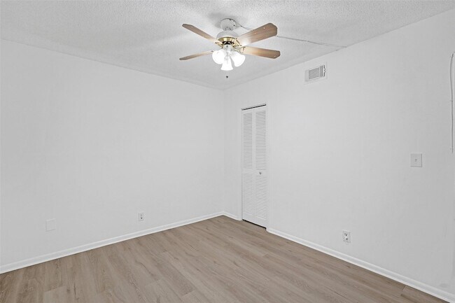 Building Photo - 5140 SW 40th Ave