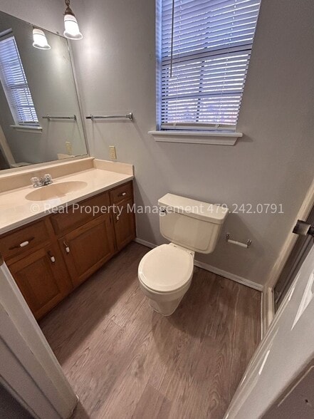 Building Photo - 106 Oak St