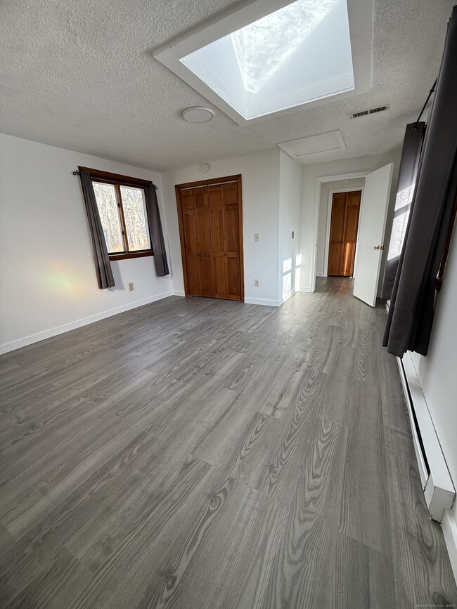 Building Photo - 74 Grove Beach Rd N