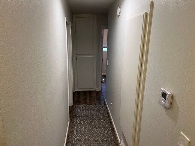 Building Photo - Gorgeous Single Story Home