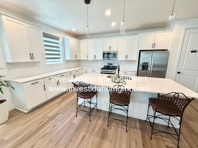 Building Photo - A Home You'll Fall in Love With