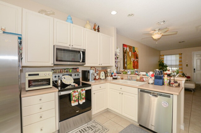 Building Photo - 9949 E Villa Cir