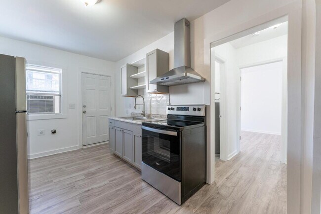 Building Photo - Update 2 Bed 1 Bath in The Nations