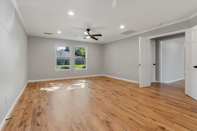 Building Photo - Recently Renovated 4-bed 3.5-bath 2-living...