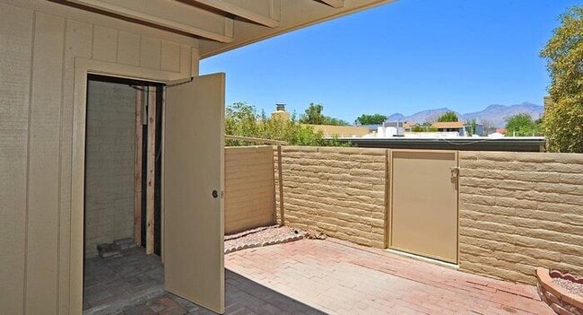 Building Photo - Beautifully Updated 3 Bedroom Townhome nea...