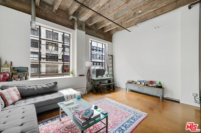 Building Photo - 312 W 5th St