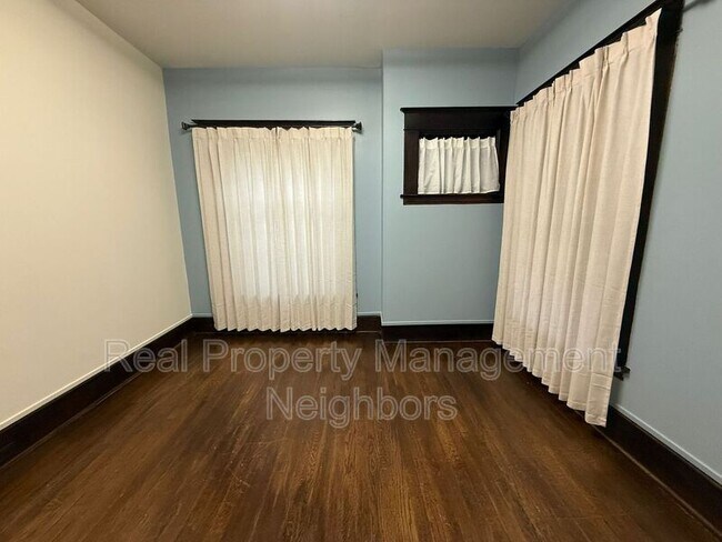 Building Photo - 216 Lafayette Ave NE