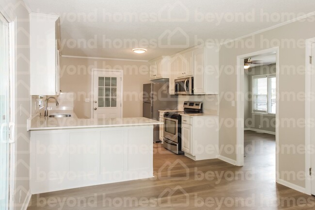 Building Photo - Beautifully Modernized 3 bedroom / 2 full ...