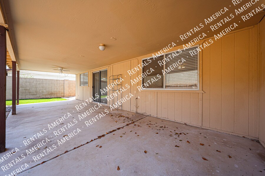 Building Photo - 2834 E Isabella Ave