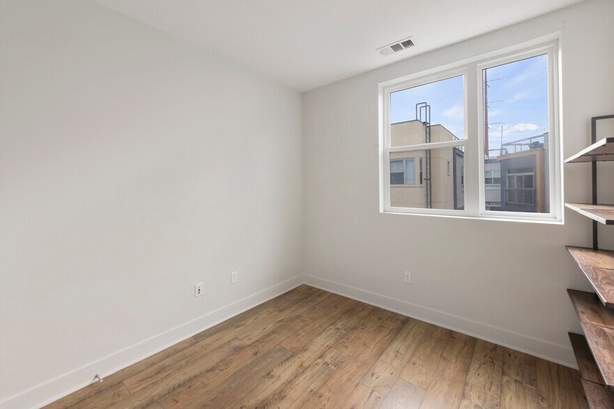 Building Photo - 2753 Waverly Dr