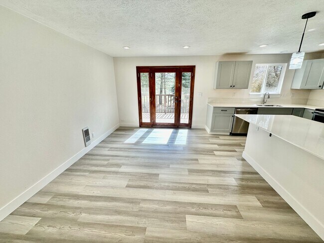 Building Photo - Suncrest Rental
