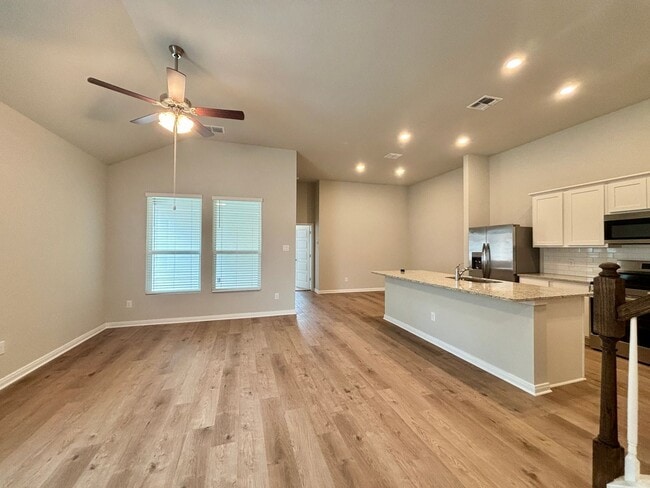 Building Photo - Want luxury living in the Far West ...Look no further...Amanda Park is it!