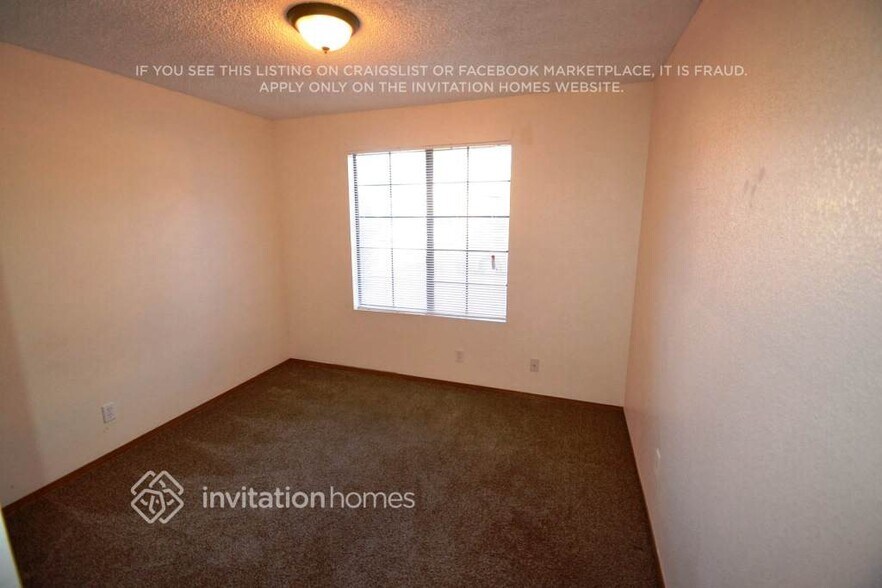 Building Photo - 921 S Val Vista Dr