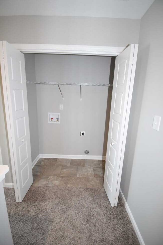 Building Photo - The Stowe Court Dog Friendly Condo for rent!