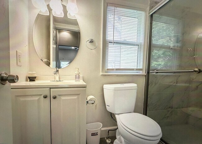 Building Photo - Charming 4BR House in Atlanta