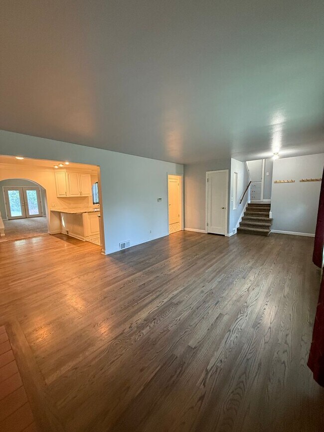 Building Photo - Spacious South Hill Home