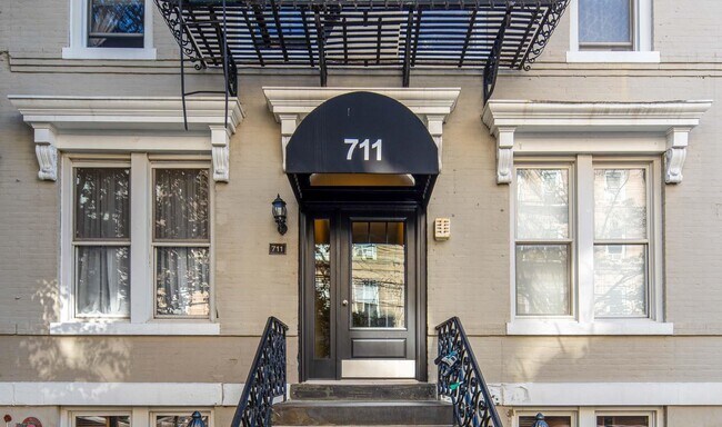 Building Photo - 711 Willow Ave