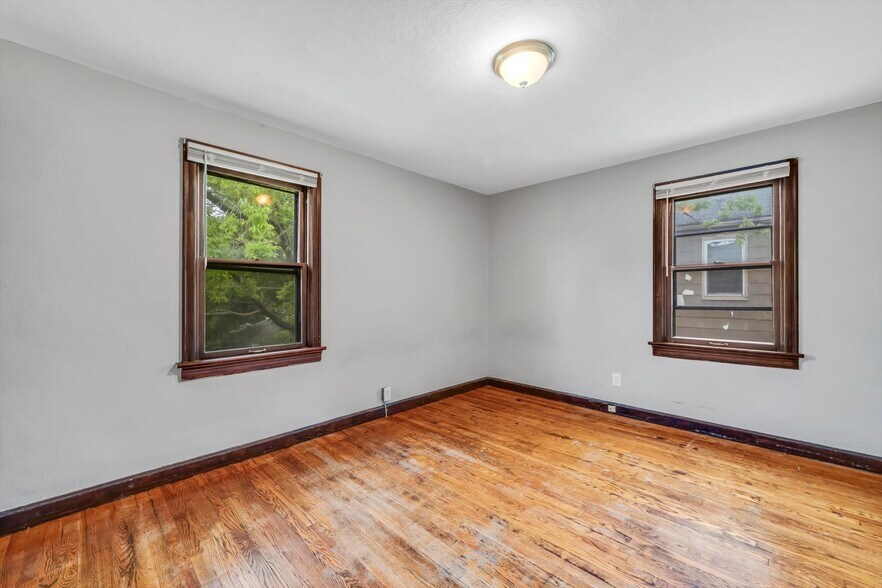 Building Photo - 7120 Roslyn Dr