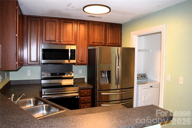 Building Photo - 6321 Park Creek Dr