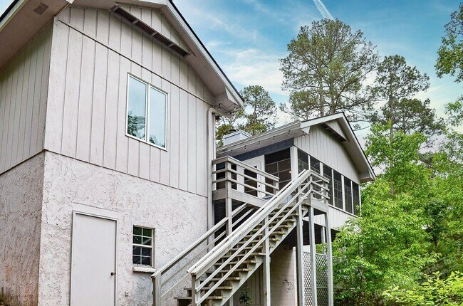 Building Photo - Lake Balboa Area| Home| Unfurnished