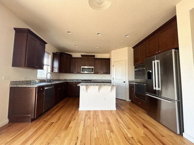 Building Photo - Spacious 5-Bedroom House with Large Fenced Yard