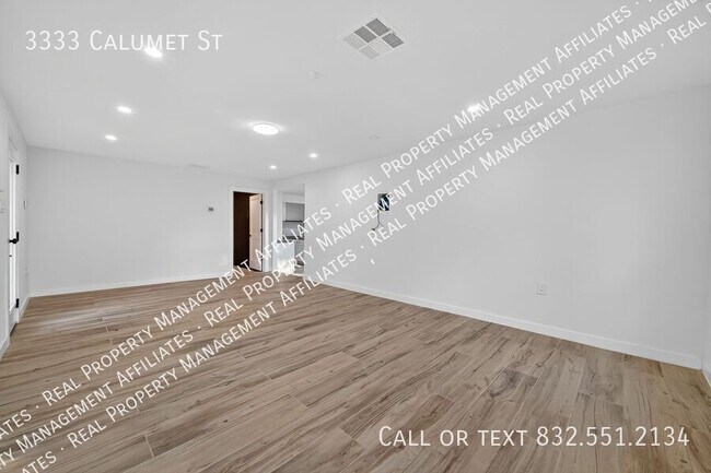 Building Photo - 3333 Calumet St