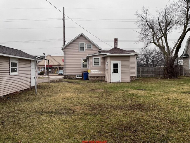 Building Photo - Charming 3-Bedroom Home in Menasha, WI with Spacious Layout!