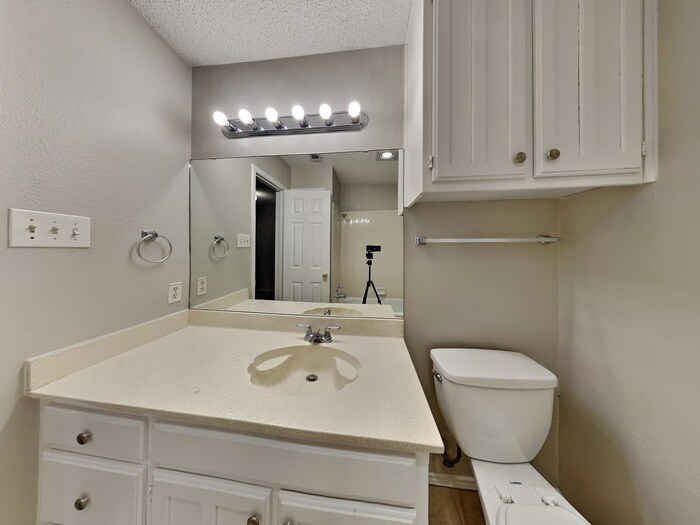 Building Photo - 104 NE Timber Ridge Dr