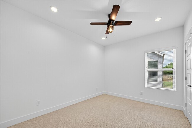 Building Photo - 1070 Mansfield St