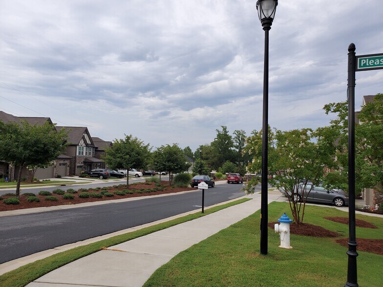 Building Photo - 808 Ayrshire Ave