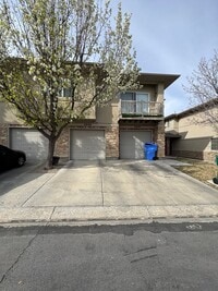 Building Photo - Amazing Riverton Townhome in Aspen Springs!