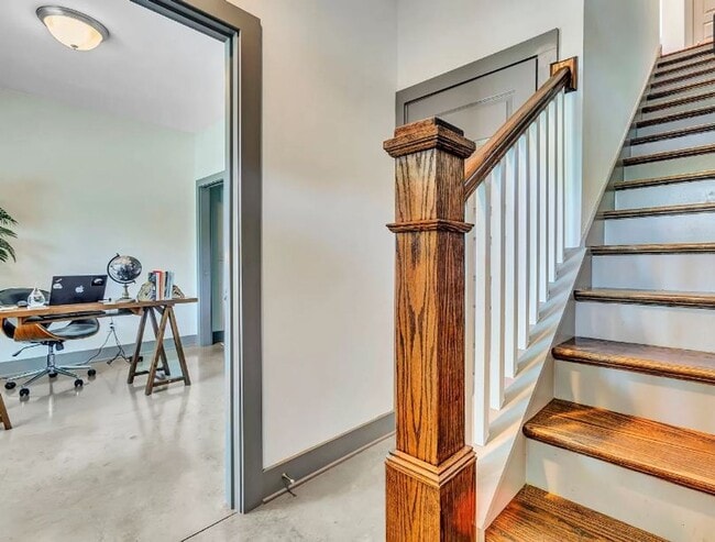 Building Photo - 3BR/3.5BA, Three story Townhome in the Nat...