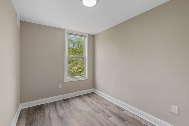 Building Photo - Newly Renovated 4-Bedroom Townhome for Rent