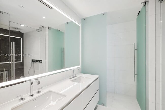 Building Photo - 300 Biscayne Blvd Way