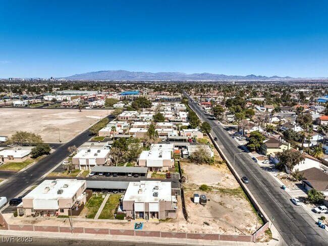 Building Photo - 3683 Villa Knolls E Dr
