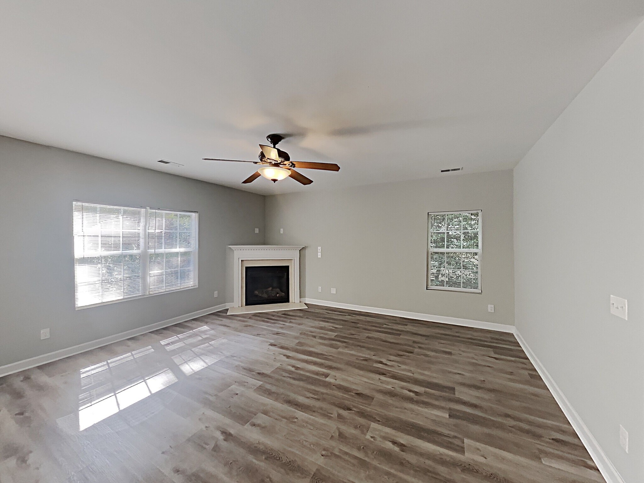 Building Photo - 202 River Hills Dr