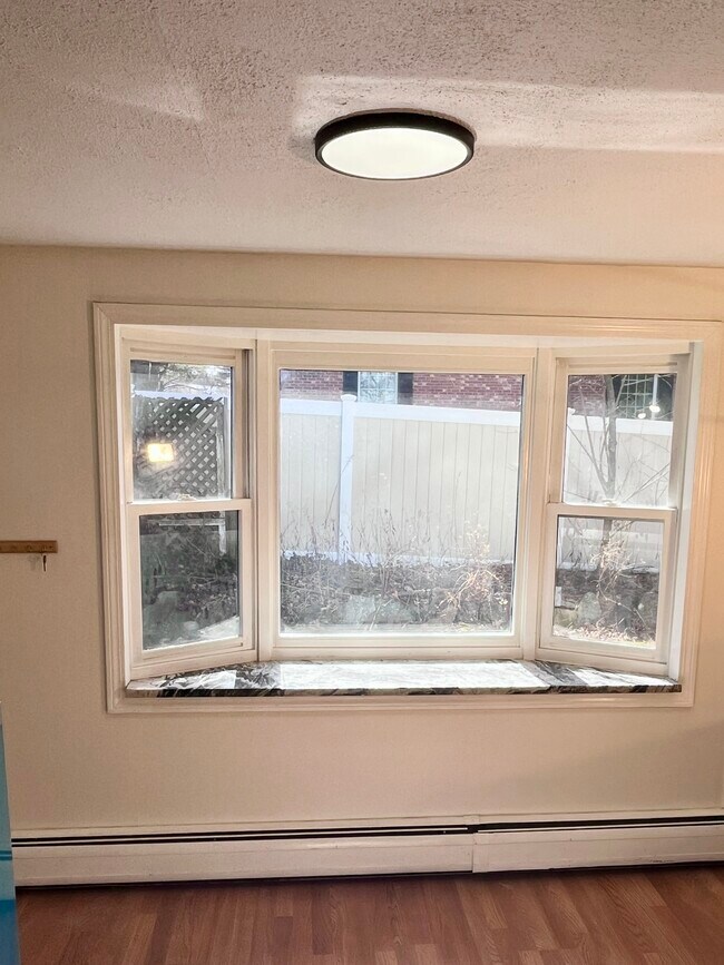 Building Photo - Cozy 2BD 1BR