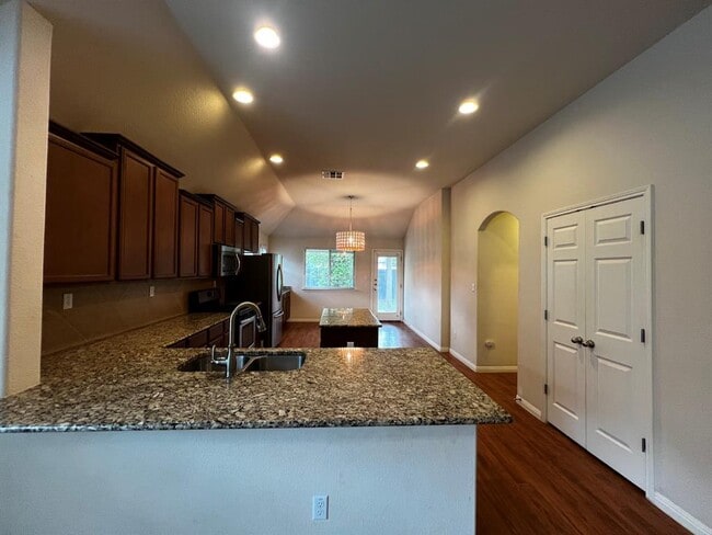 Building Photo - 2708 Cottonwood Shores Dr