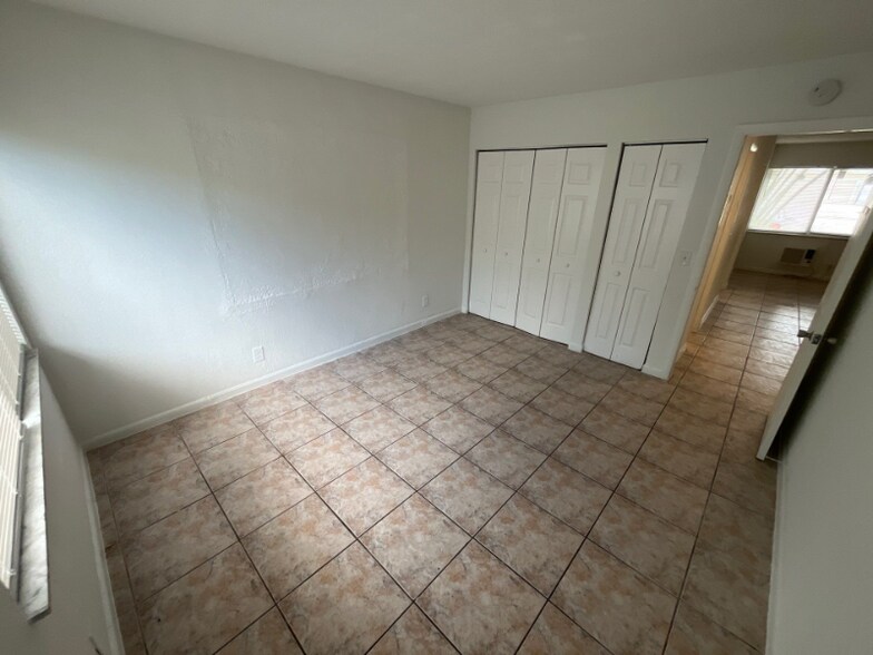 Building Photo - 717 NE 10th Ave