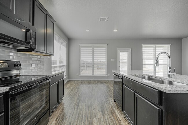 Building Photo - 536 Fallbrook Dr