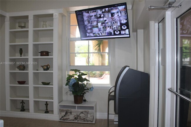 Building Photo - 520 SE 5 Ave