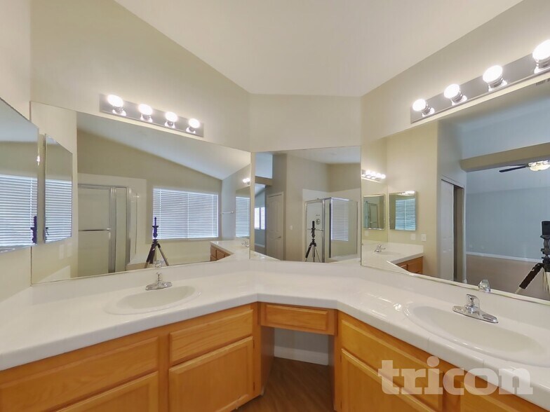 Building Photo - 9221 Valador Ave