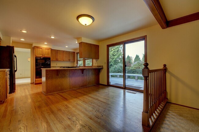 Building Photo - 5Bd/2.5Ba Bellevue Home