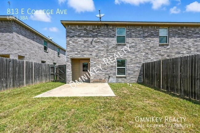 Building Photo - 813 E College Ave