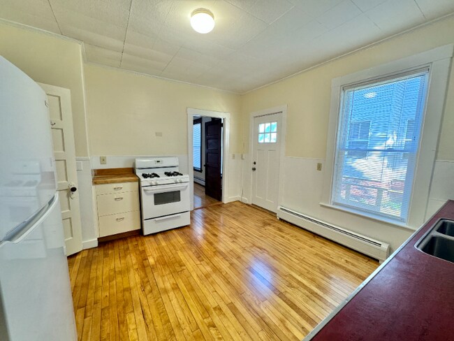 Building Photo - 66 Center St