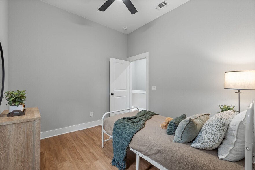 Building Photo - 706 N F St