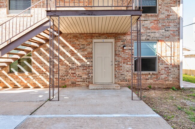 Building Photo - 214 W Maple Ave
