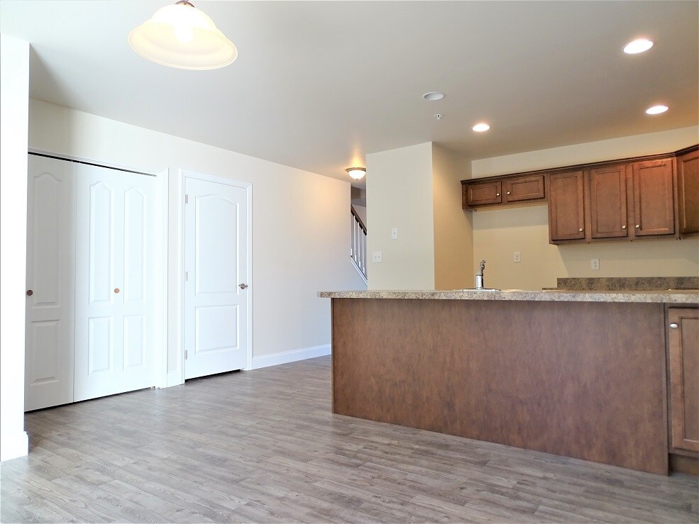 Building Photo - 127 Redstone Dr
