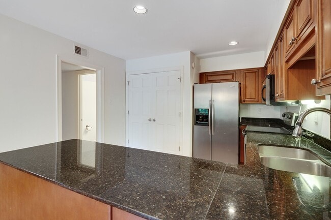 Building Photo - Fall Special - 1/2 off first month's rent!