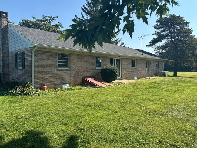 Building Photo - 3 Bedroom Ranch Home in Lampeter Strasburg...